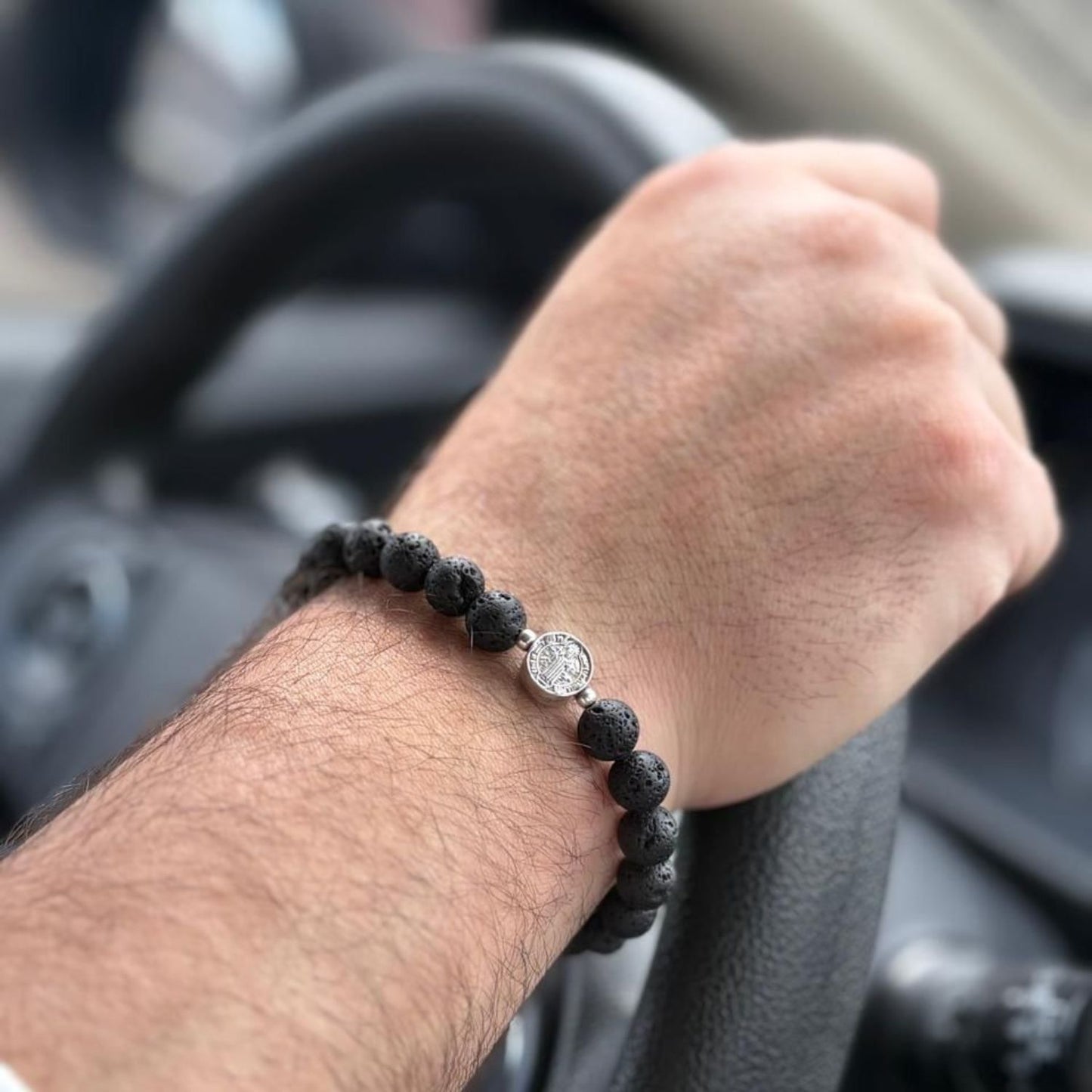 Pulsera Piedra Volcanica con Medalla de San Benito Plata 925