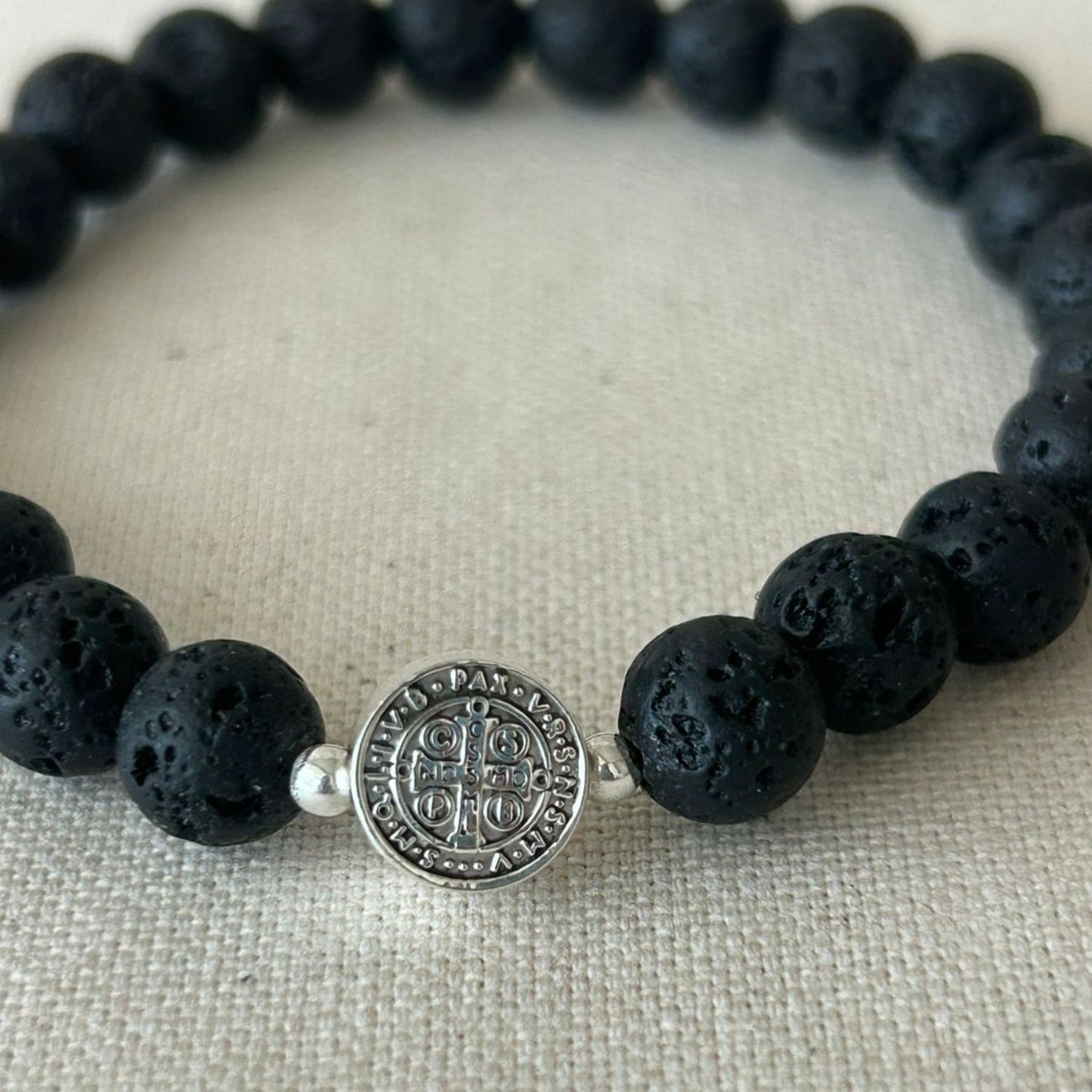 Pulsera Piedra Volcanica con Medalla de San Benito Plata 925